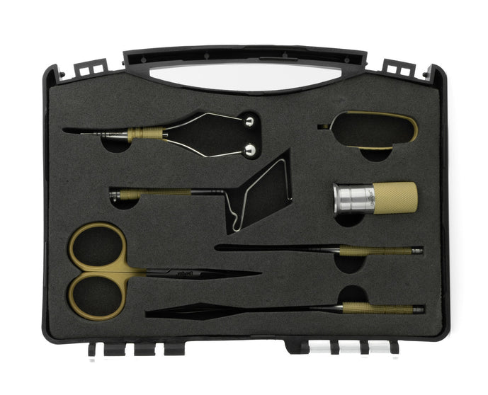 Umpqua Dream Stream Plus 7-piece fly tying kit – premium tool set featuring high-quality scissors, bobbin, whip finisher, bodkin, hackle pliers, and dubbing tools in a zip case.