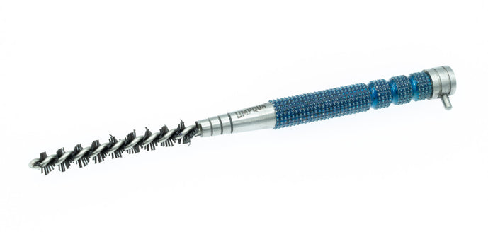 Umpqua Dream Stream Plus dubbing brush – durable fly tying tool with fine wire bristles for teasing out dubbing and creating lifelike, buggy bodies.