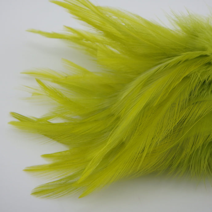 Light olive Fish Hunter Saddle Hackle – soft green hackle ideal for trout streamers, sculpins, and caddis-colored fly patterns.