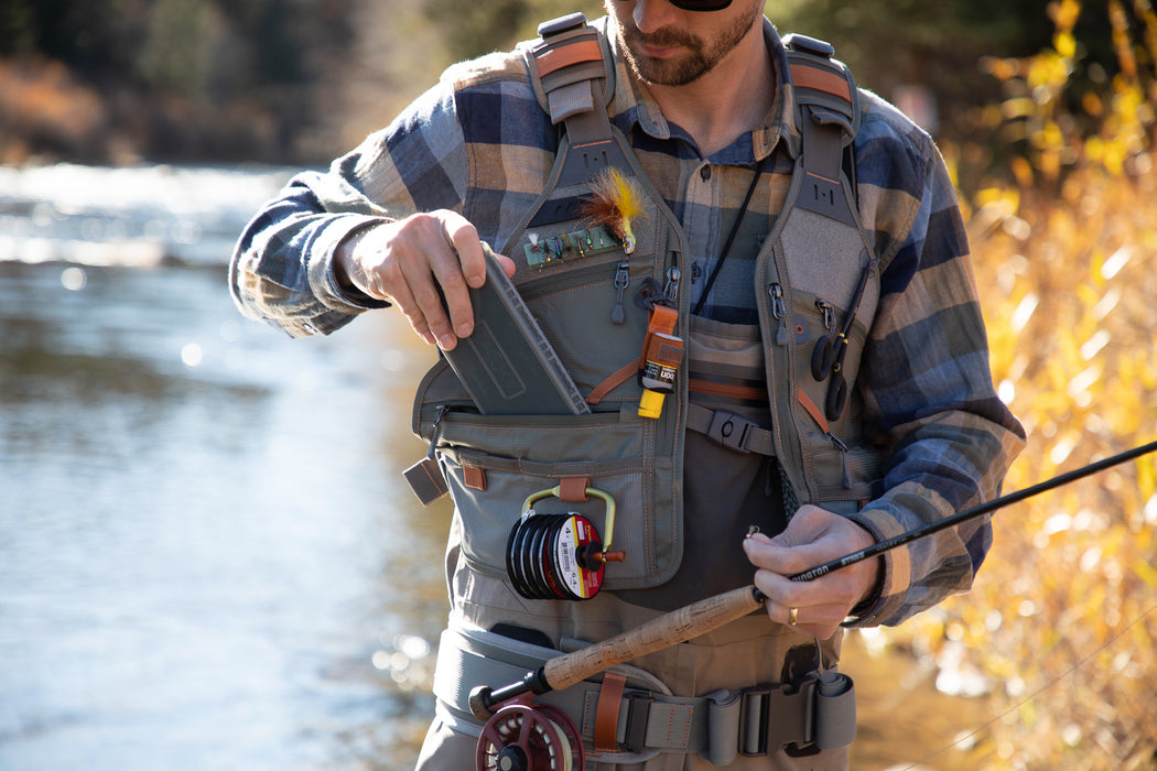 fishing vest with rod holder Fishpond Flint Hills Vest (Gravel)
